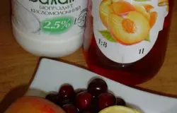 Вишню и персик очищаем от косточек, нарезаем кусочками и помещаем в блендер.Выдавливаем из лимона сок и добавляем к фруктам.
