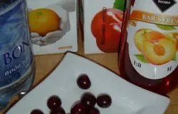Соки с водой смешиваем в охлажденном шейкере.