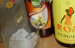 Стакан наполняем льдом,