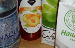 Любые фрукты, которые у Вас есть в наличии, нарезаем небольшими кусочками и выкладываем в бокалы,