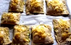 Посыпаем сыром и выкладываем на противень, застеленный бумагой для выпечки. Ставим в духовку на 25-30 минут в разогретую духовку до 200 градусов