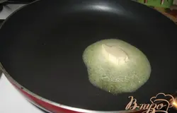 Пока клопсы варятся, готовим соус. Масло растапливаем на сковороде.