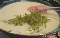 Трем огурчики. Солим и перчим по вкусу. В оригинале рецепта вместо сметаны сливки. В этом случае рекомендуют добавить сок лимона. Но поскольку сметана дает кислинку, я этого делать не стала.