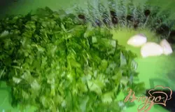 Режем кинзу, чистим чеснок