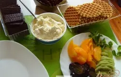 Маскарпоне смешиваем с сахарной пудрой, фрукты режем пластинками или кружочками