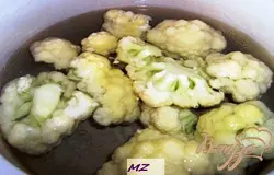 Отвариваем наши соцветия в кипящей воде 4-5 мин. Это очень важно!!! Главное не переварить, капуста должна слегка похрустывать=))