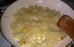Обжариваем лук.