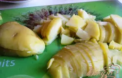 Таким же кубиком режем картофель