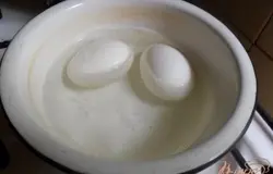 Яйца отварить вкрутую. Остудить.