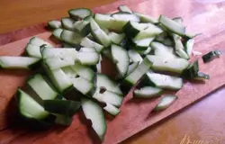 Вымытые и обсушенные огурцы нарезать соломкой.