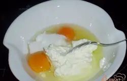  Соединить яйца, творог, сахар.