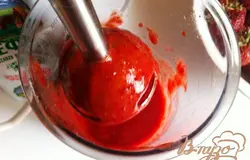 Измельчаем клубнику с сахарной пудрой