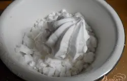 Безе раскрошить руками.