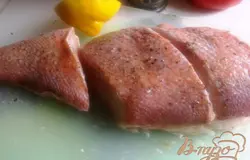 Рыбу почистить, промыть, разрезать на кусочки, побрызгать лимонным соком, посыпать солью и перцем