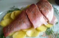 На него куски рыбы и поперчить, полить соком лимона еще раз