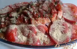 Посыпать панировочными сухарями и запекать в духовке при умеренной температуре около 40-50 минут.