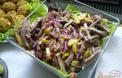 В салатницу выкладываем листья салата и наверх наш вкуснющий салатик из языка.Приятного аппетита!=)))