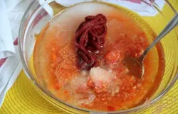 Пропустить овощи для соуса через мясорубку. Добавить специи, перемешать.