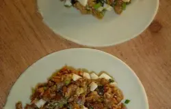 На каждый кружок выкладываем в центр начинку,