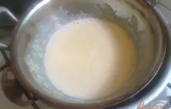 Отделить белки от желтков.На водяной бане смешать 125 г сахарной пудры, желтки, ванильный сахар и помешивая готовить 5-6 минут. Охладить.