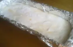 Форму застелить фольгой. Заполнить форму полученной массой, закрыть фольгй и убрать в морозилку на 6 часов