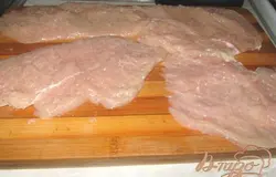 Отбить куриное филе тоненько.