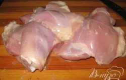 С куриных бедер снять мясо.
