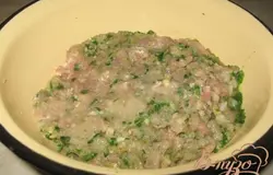 Из мяса, снятого с бедер, луковицы, чеснока, куркумы(1 ч.л.) и зелени приготовить фарш. Солим и приправляем по вкусу.