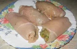 Сворачиваем рулетики, закалываем зубочисткой.