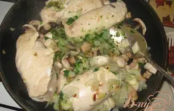 Добавляем мелко порезанный репчатый лук, чеснок, зелень, грибы, куркуму, имбирь и опять обжариваем минут 10.