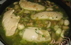 Заливаем бульоном или водой, приправляем по вкусу и варим до готовности еще минут 30-35.