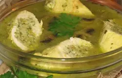 Готово! Получаем куриные рулеты и вкуснейший соус. Блюдо подойдет и для приема гостей.