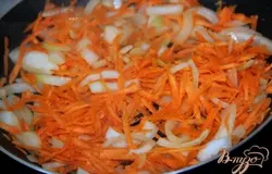 Обжарить на растительном масле лук и морковь. Лук был предвпарительно нарезан на четвертинки колец, а морковь натёрта на крупной тёрке.