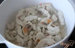 Нарезать филе курицы или индейки на небольшие кусочки и быстро обжарить в растительном масле.