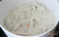 Залить сливками, накрыть крышкой и тушить 5-6 мин.