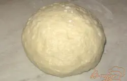 Из мягкого сливочного масла, сметаны, сахара, соды и муки замесить эластичное, не липнущее к рукам тесто. Поставить на холод минут на 30.