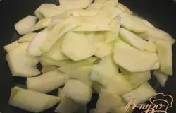 А пока займемся начинкой. Яблоки чистим, режем на кусочки и тушим на сковороде с добавлением щепотки сахара. Как только сок выпарится - готово. На это уходит 10 минут. Хотя время зависит от сочности яблок. Пусть яблоки остынут.