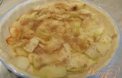 Яблоки выкладываем на тесто и посыпаем молотой корицей.