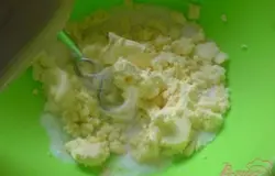 Смешайте сливочное масло, сахар, ванильный сахар ищепотку соли миксером до однородной массы.