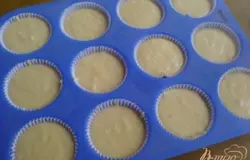 Бумажные манжетки разложите в смазанные маслом формы для маффинов. Разложите тесто по формочкам и поставьте в разогретую до 180 градусов духовку на 20-25 минут.