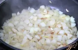 Нарезать репчатый лук кубиками и обжарить на растительном масле до золотистого цвета. В конце добавить мелко порезанный чеснок. Влить белое вино и тушить до выпаривания жидкости.