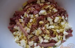 Яйца нарезать кубиками или соломкой(по Вашему желанию).