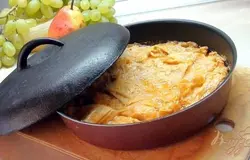Накрываем форму крышкой или как следуем закрыть фольгой (аккуратно обмотать форму пару раз).Ставим в разогретую до 200-220 град духовку на полтора часа.Пару раз за время готовки можно заглянуть под крышку (фольгу чуть-чуть надорвать в этом случае) и слегка придавить, перевернуть капустные листочки, чтобы они все были окутаны соусом.