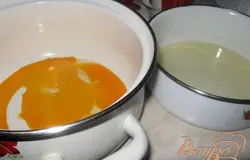 Отделяем белки от желтков.