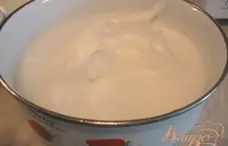 Белки взбиваем в крутую пену.
