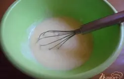 Смешать яйца со сливочным маслом (охладить!) и кефиром.
