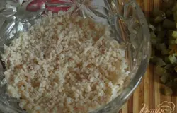 В глубокую салатницу высыпаем мясо криля(жидкость сливаем) и разминаем вилкой.