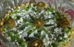 Готово! Нарезаем кубиками яйца и огурцы.Выкладываем слой яиц,затем слой кукурузы.Следующим слоем огурцы.Заправляем салат майонезом, оформляем зелёным луком и цветами из огурцов.Приятного аппетита!
