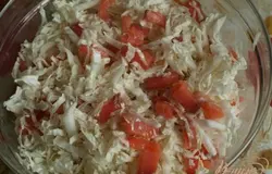 Режем небольшими полосочками рыбку,шинкуем капусту,перемешиваем