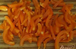 Нарезать соломкой перец.
